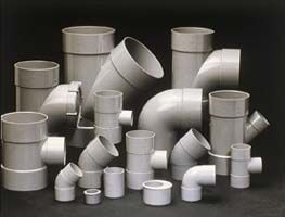 Un montón de tubos de PVC están colocados uno encima del otro sobre una mesa.