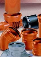 Un montón de tubos están colocados uno encima del otro sobre una mesa.