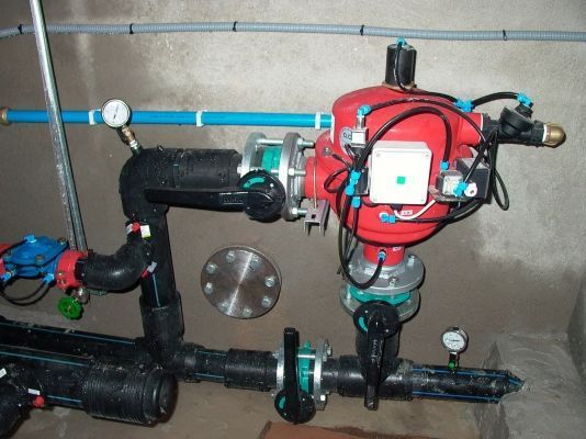 Un montón de tubos con uno rojo en el medio