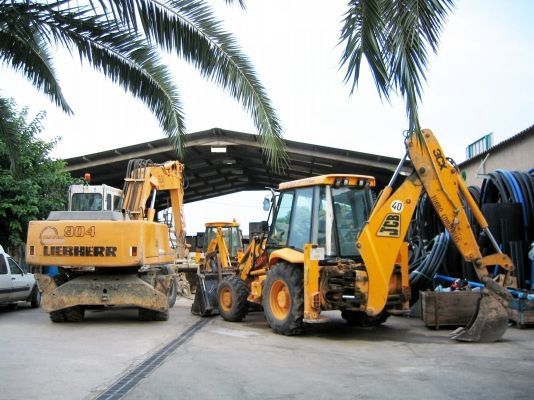 Una excavadora JCB está estacionada junto a una excavadora Liebherr.