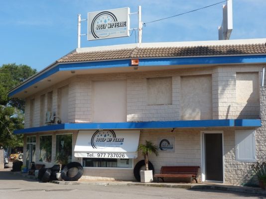 Un edificio blanco con un toldo azul y un cartel en la parte superior que dice 'espacio aéreo'.
