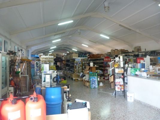 Un almacén lleno de muchos barriles y contenedores.