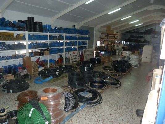 Un gran almacén lleno de muchos artículos diferentes.