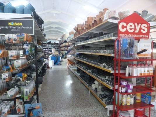 Un expositor de Ceys en una ferretería