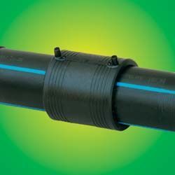 Un primer plano de una tubería negra y azul sobre un fondo verde.