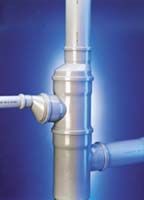 Un primer plano de una tubería con un fondo azul.