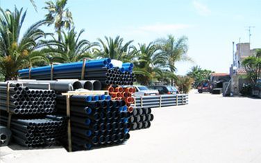 Un montón de tubos están apilados uno encima del otro