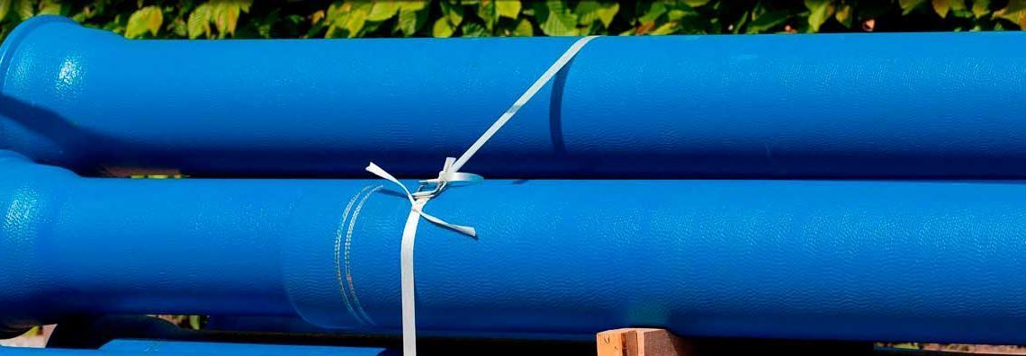 Una pila de tubos azules atados entre sí con una cuerda blanca.