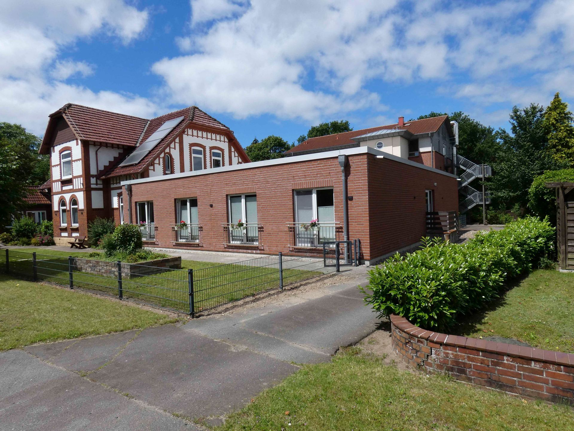 Ein großes Backsteinhaus mit vielen Fenstern