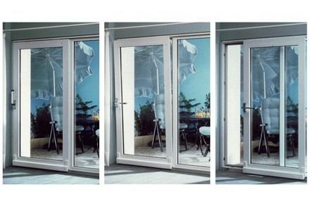 Un conjunto de tres imágenes de una puerta corrediza de vidrio.