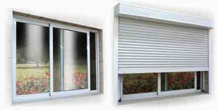 Una ventana con una puerta corrediza de vidrio y una ventana con una persiana enrollable.