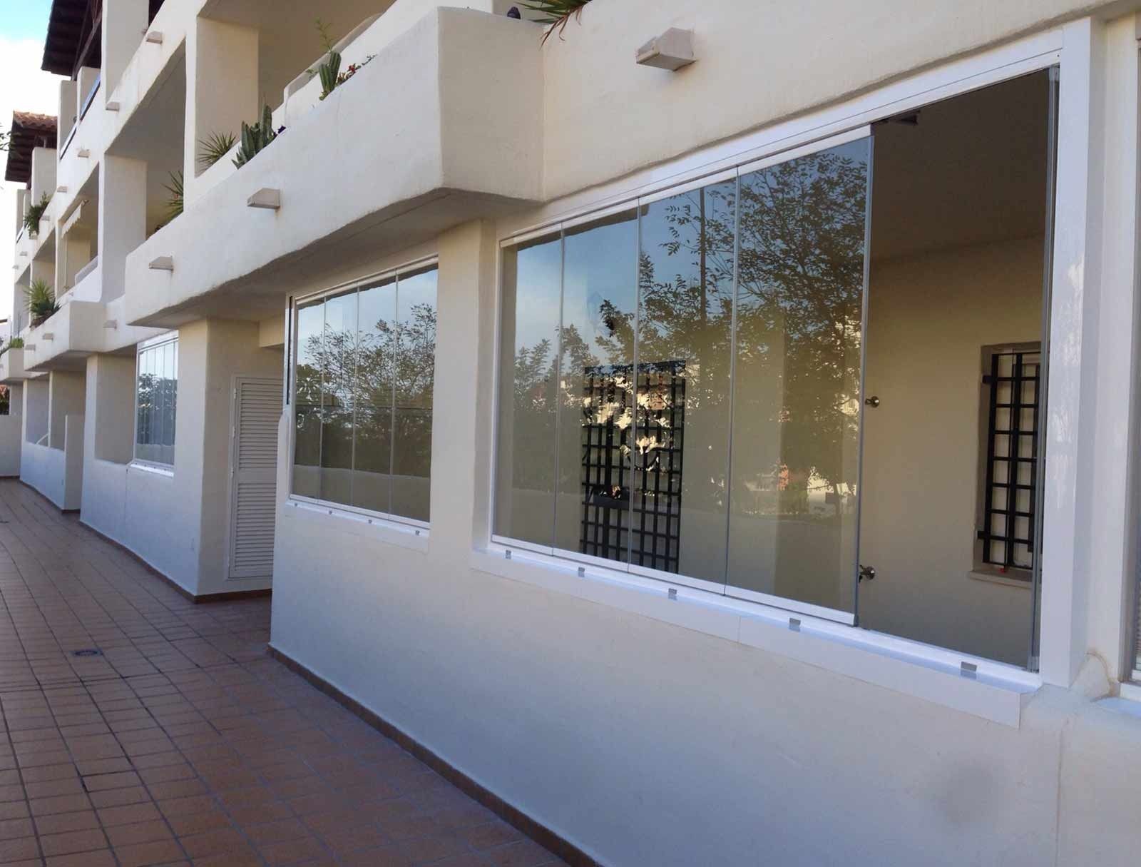 Un edificio con muchas ventanas y balcones