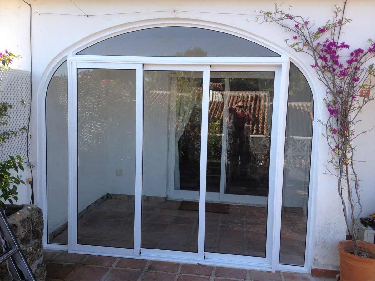 Un edificio blanco con una puerta corrediza de vidrio