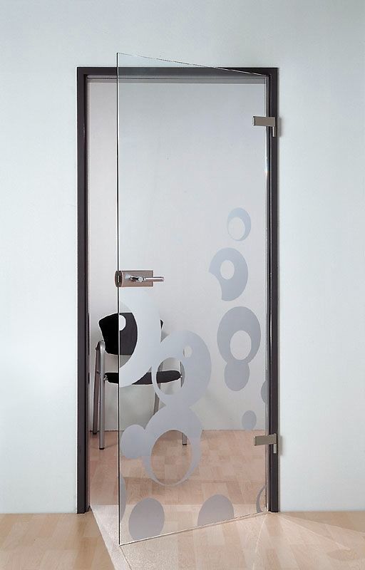 Una puerta de vidrio con círculos en una habitación.