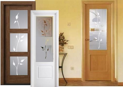 Se muestran tres tipos diferentes de puertas en una habitación.