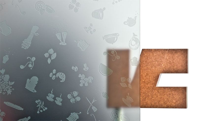 Un primer plano de una puerta de vidrio con un patrón en ella.