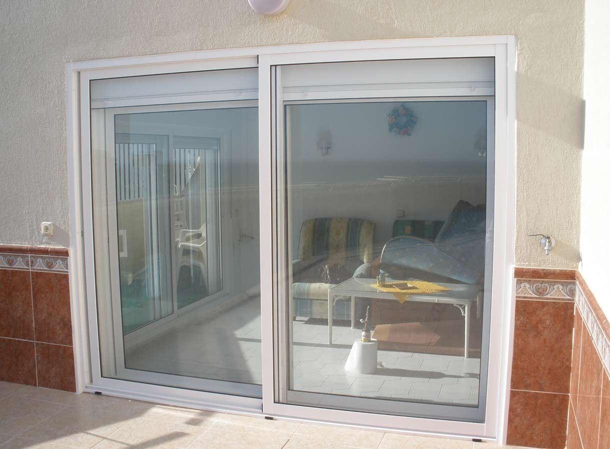 Una puerta corrediza de vidrio se abre a una sala de estar.