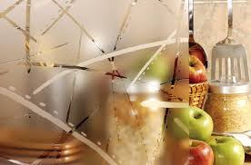 Un frasco de vidrio lleno de comida y manzanas sobre una mesa.