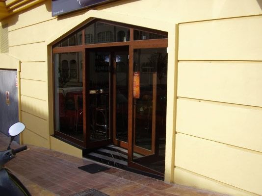 Un edificio amarillo con una motocicleta estacionada enfrente.