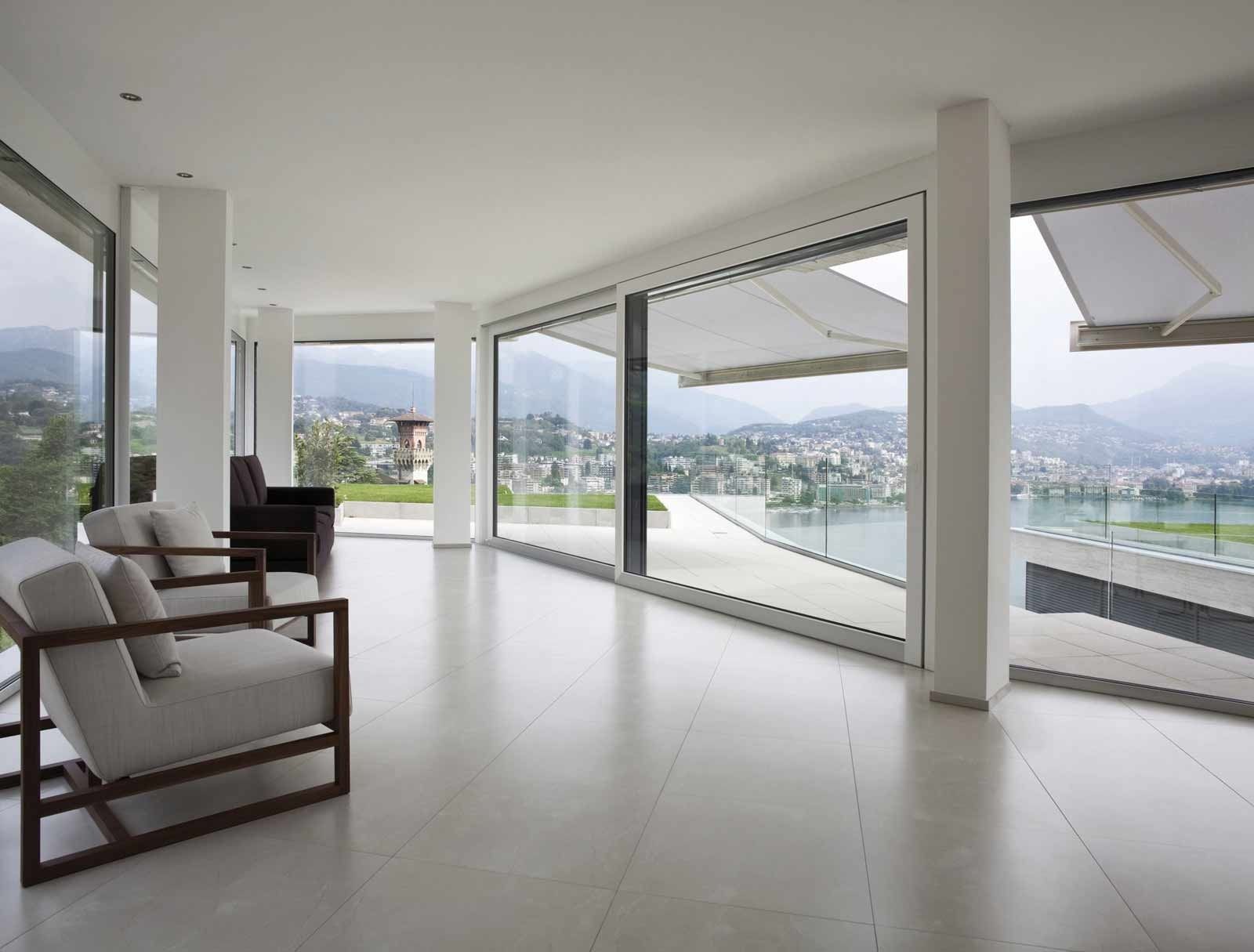 Una sala de estar con muchas ventanas y sillas.