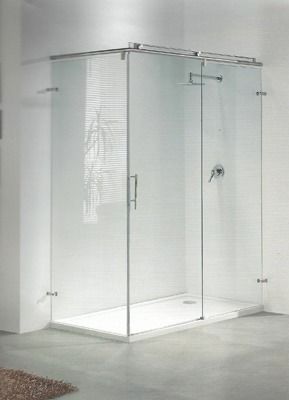 Una cabina de ducha con puertas corredizas de vidrio en un baño.