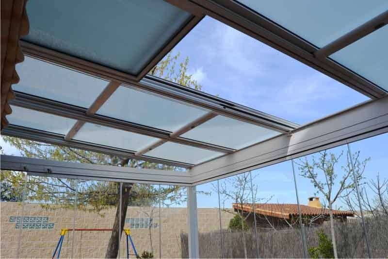 Un tejado con un cielo azul y árboles al fondo.