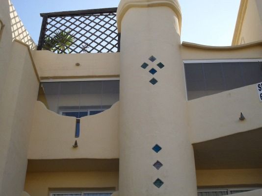 Un edificio con un cartel que dice 'sg'