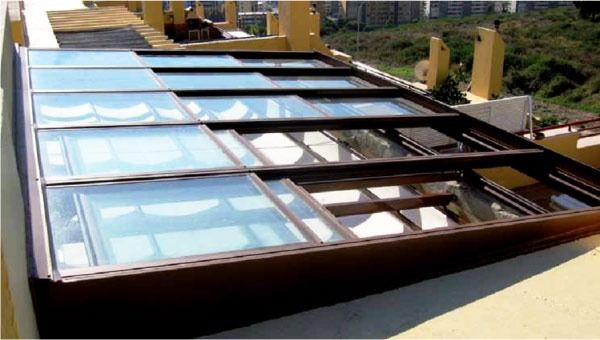 Un edificio con un techo que tiene muchas ventanas