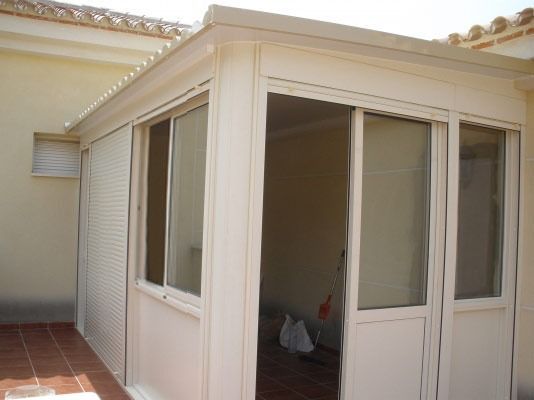 Un edificio blanco con muchas ventanas y puertas.