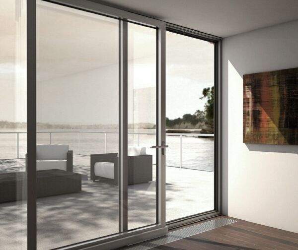 Una sala de estar con puertas corredizas de vidrio que conducen a un balcón.