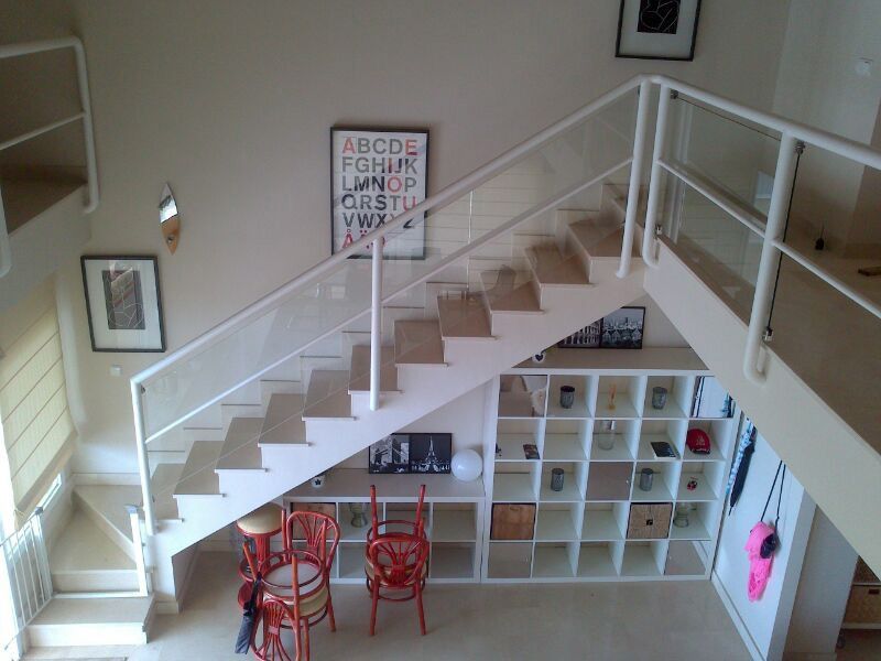 Una escalera con un cartel en la pared que dice abcdefghijklmnopqrstuvwxyz