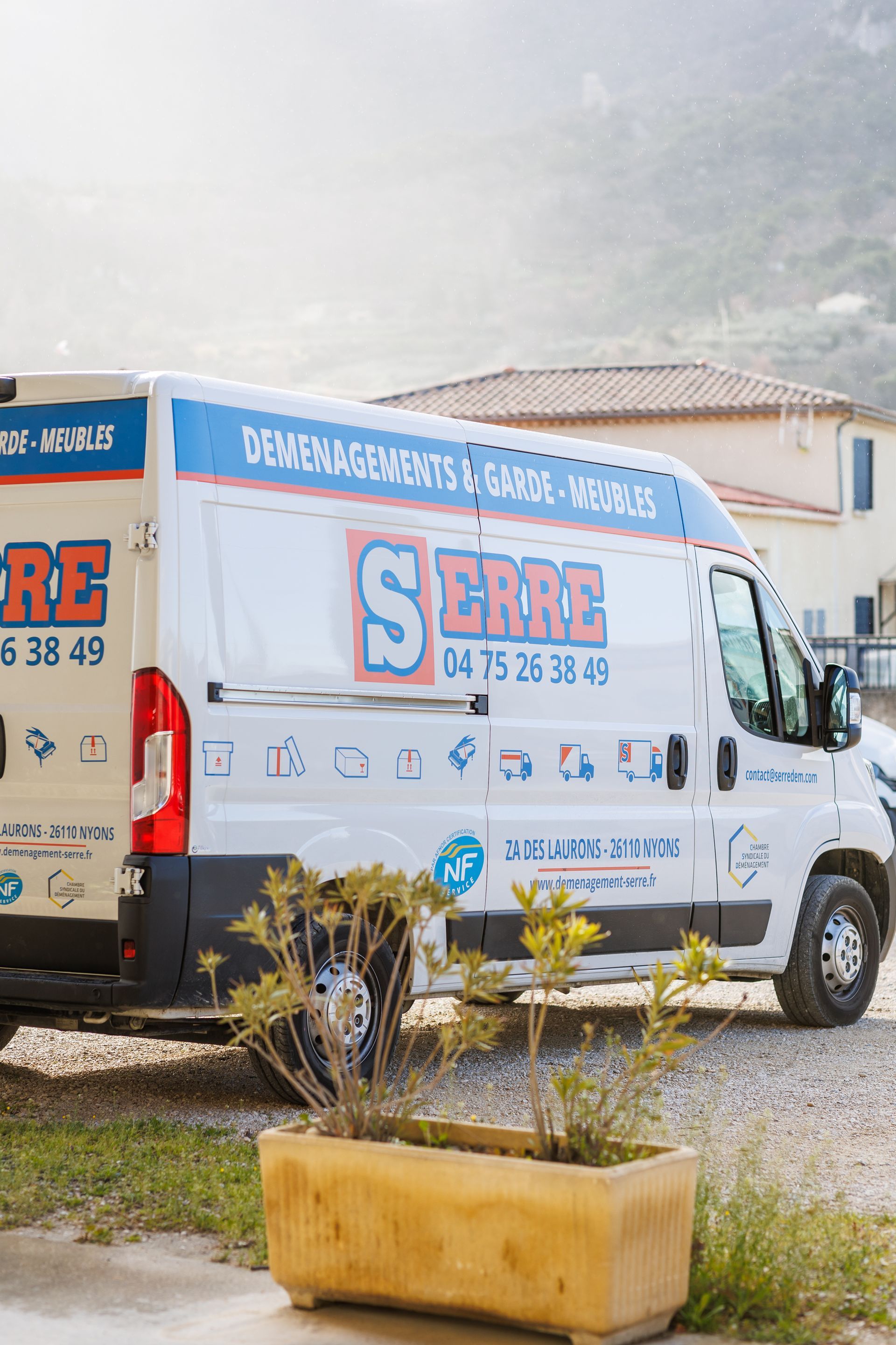 Camion de Déménagements Serre sur lequel on voit le logo NF