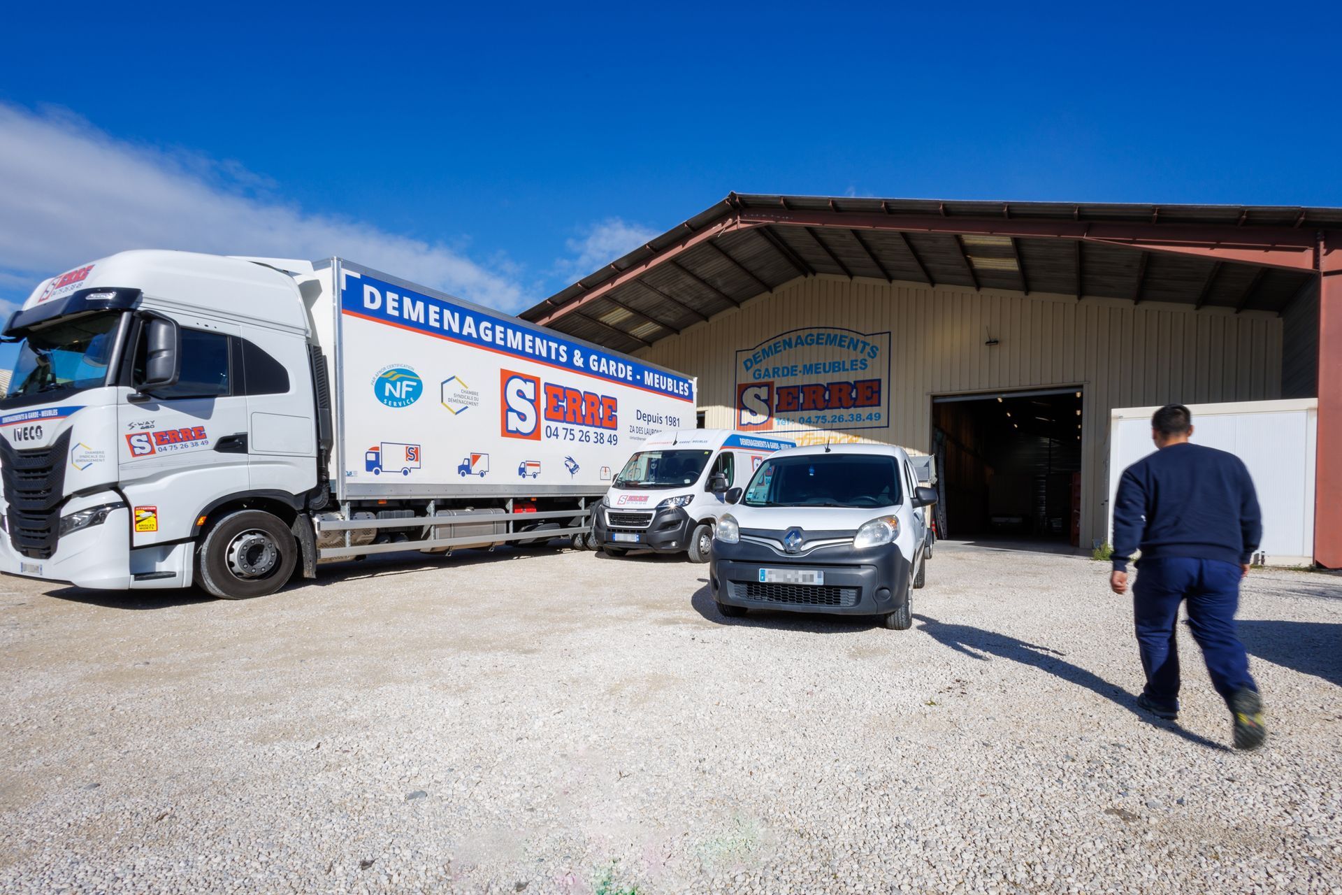 Véhicules de Déménagements Serre devant leur entrepôt