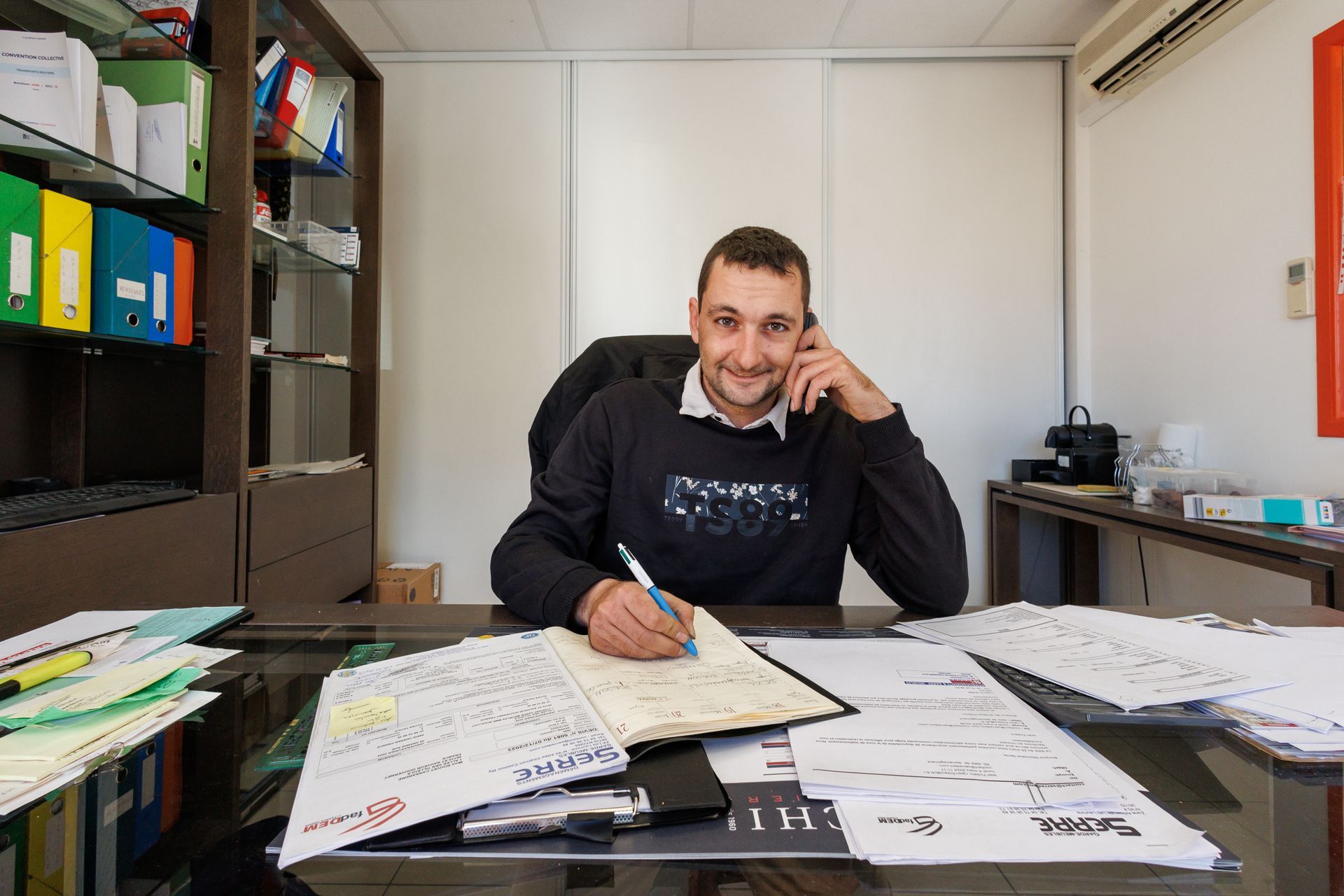 Patron de Déménagements Serre à son bureau