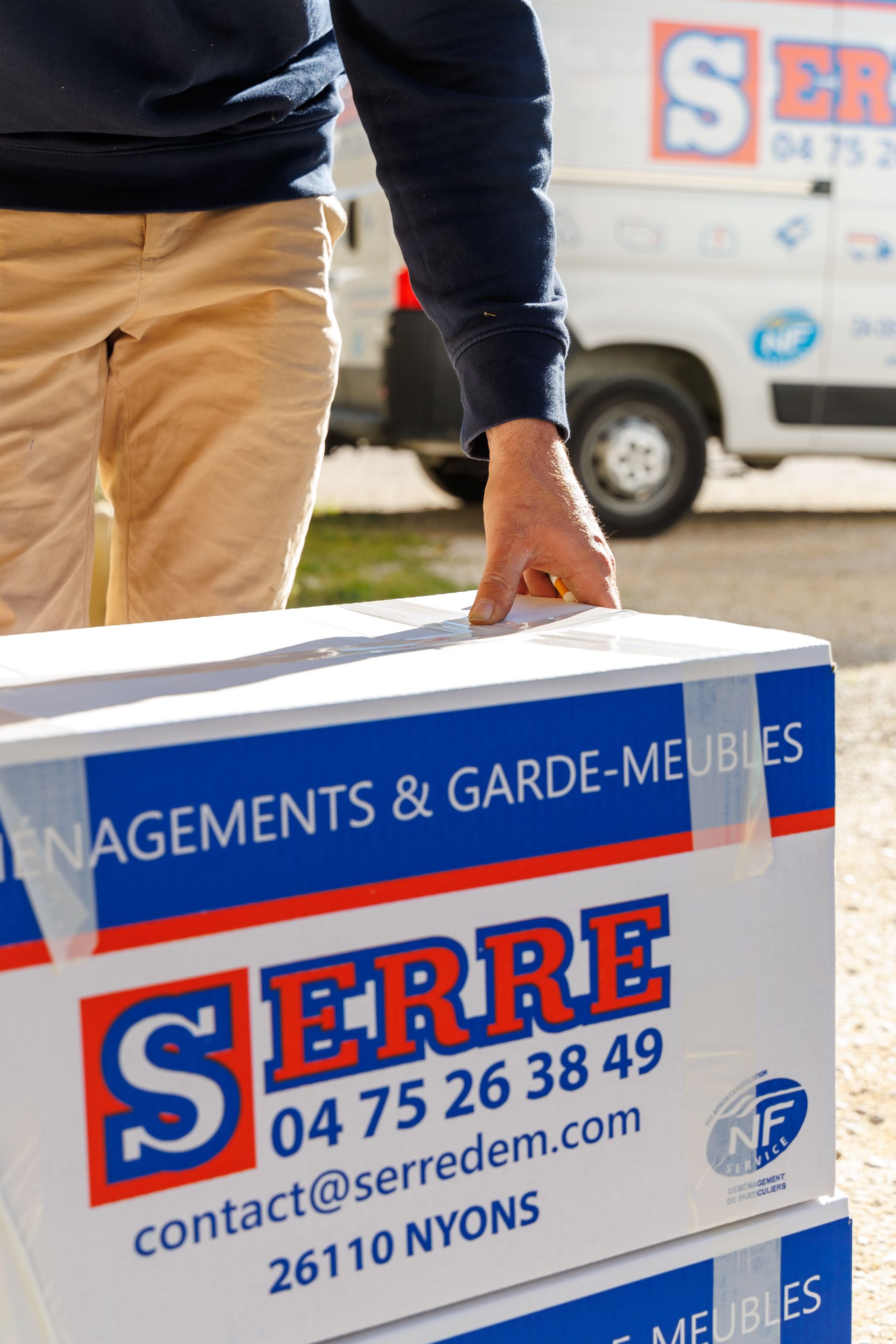Deux professionnels du déménagement qui empilent des cartons