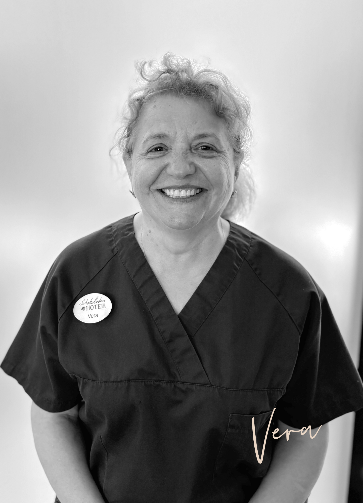 Vera aus dem Team Housekeeping lächelt in die Kamera.