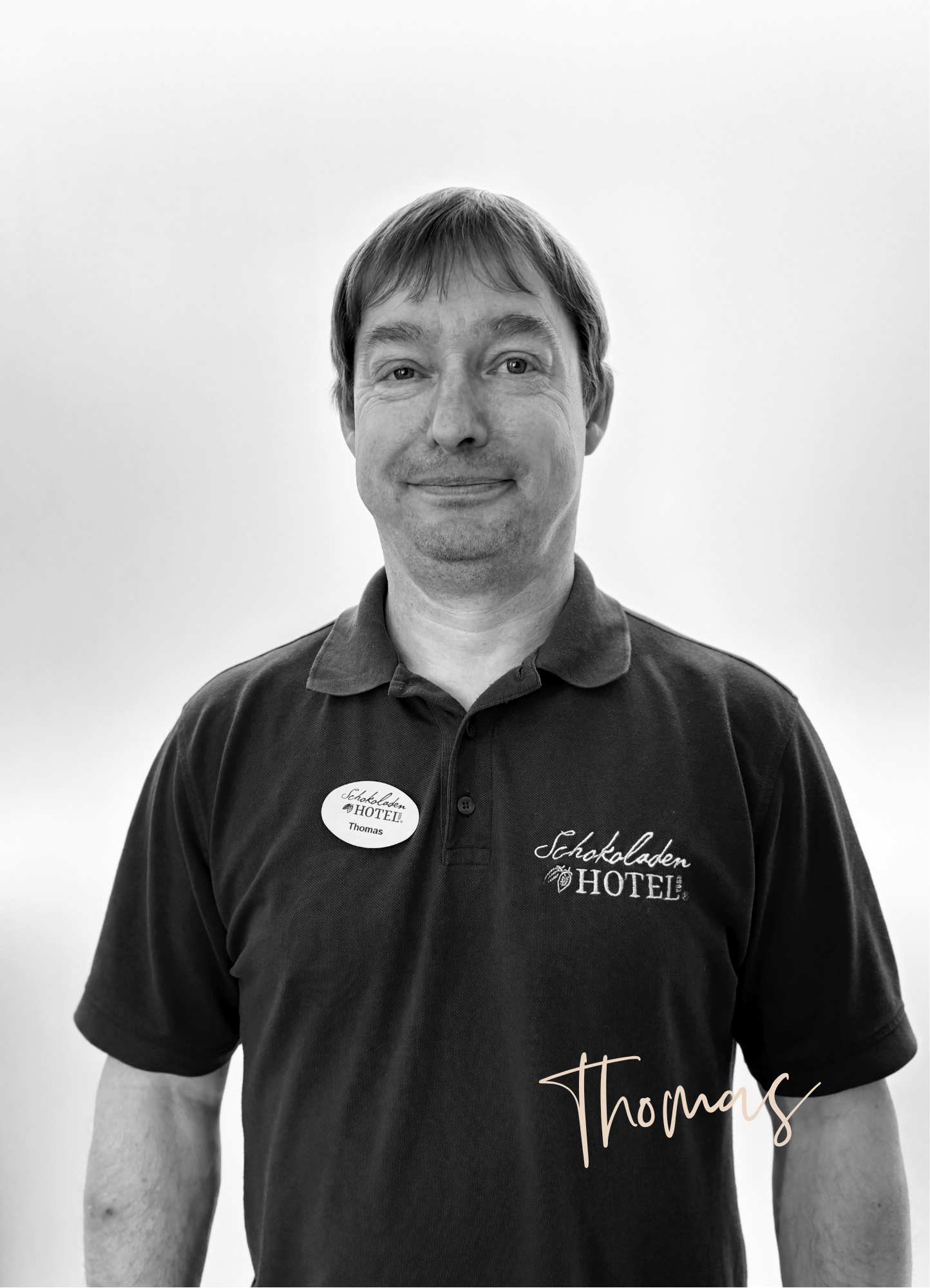 Thomas, unser Haustechniker wird fotografiert. Schwarz-weißes Bild.