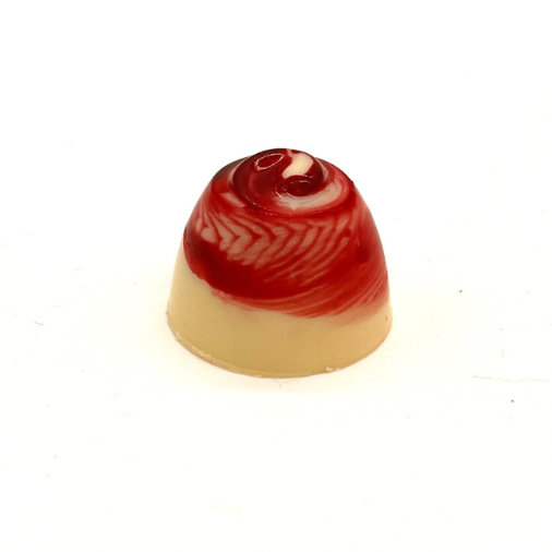 Eine rot-weiße Praline.