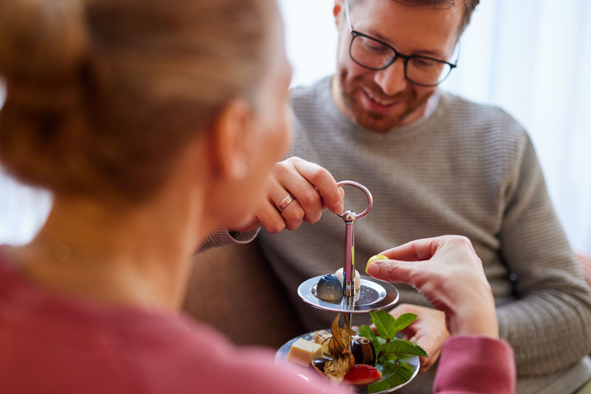 Ein Mann und eine Frau sitzen an einem Tisch und essen.