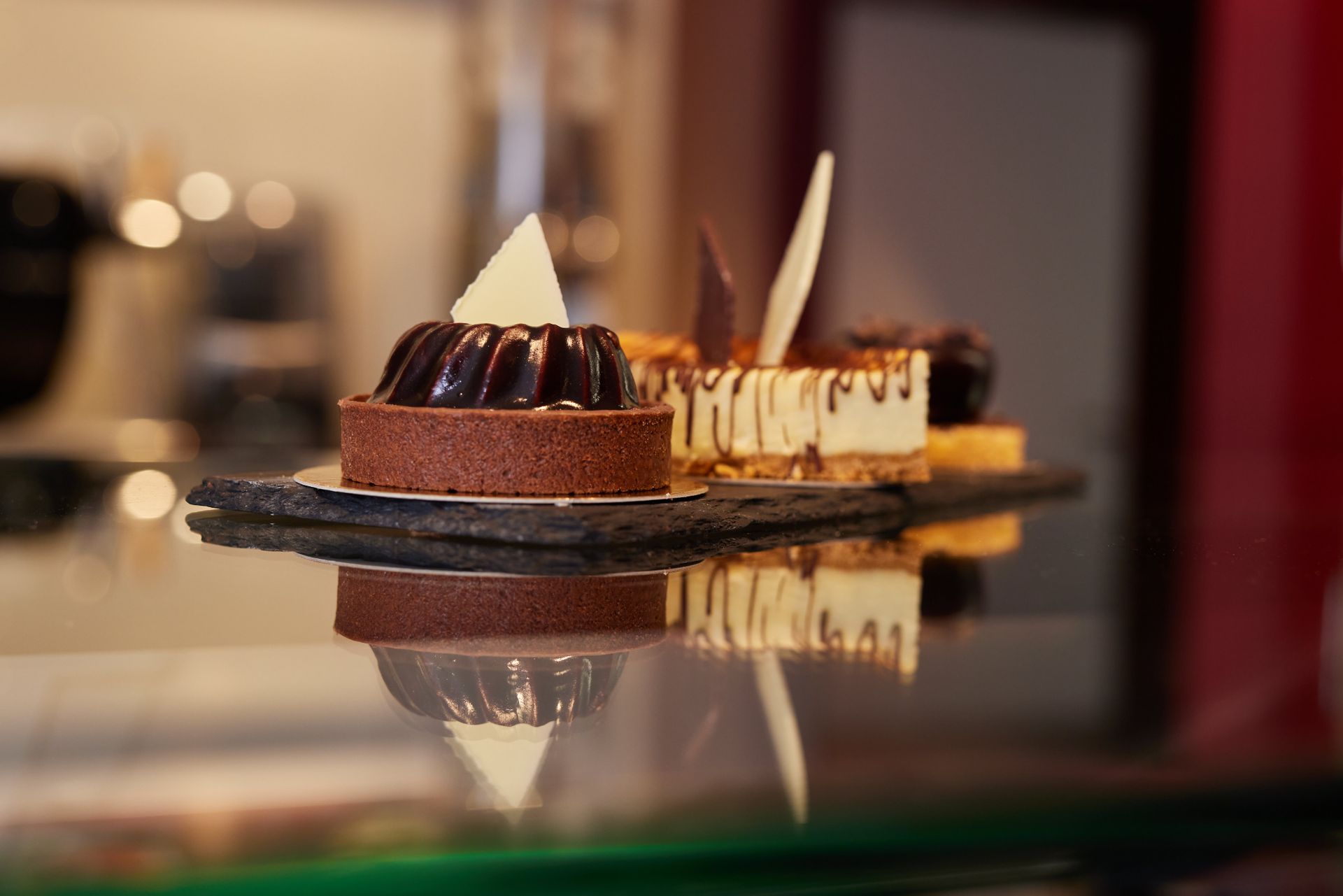 Eine Nahaufnahme eines Tabletts mit Desserts auf einem Glastisch.