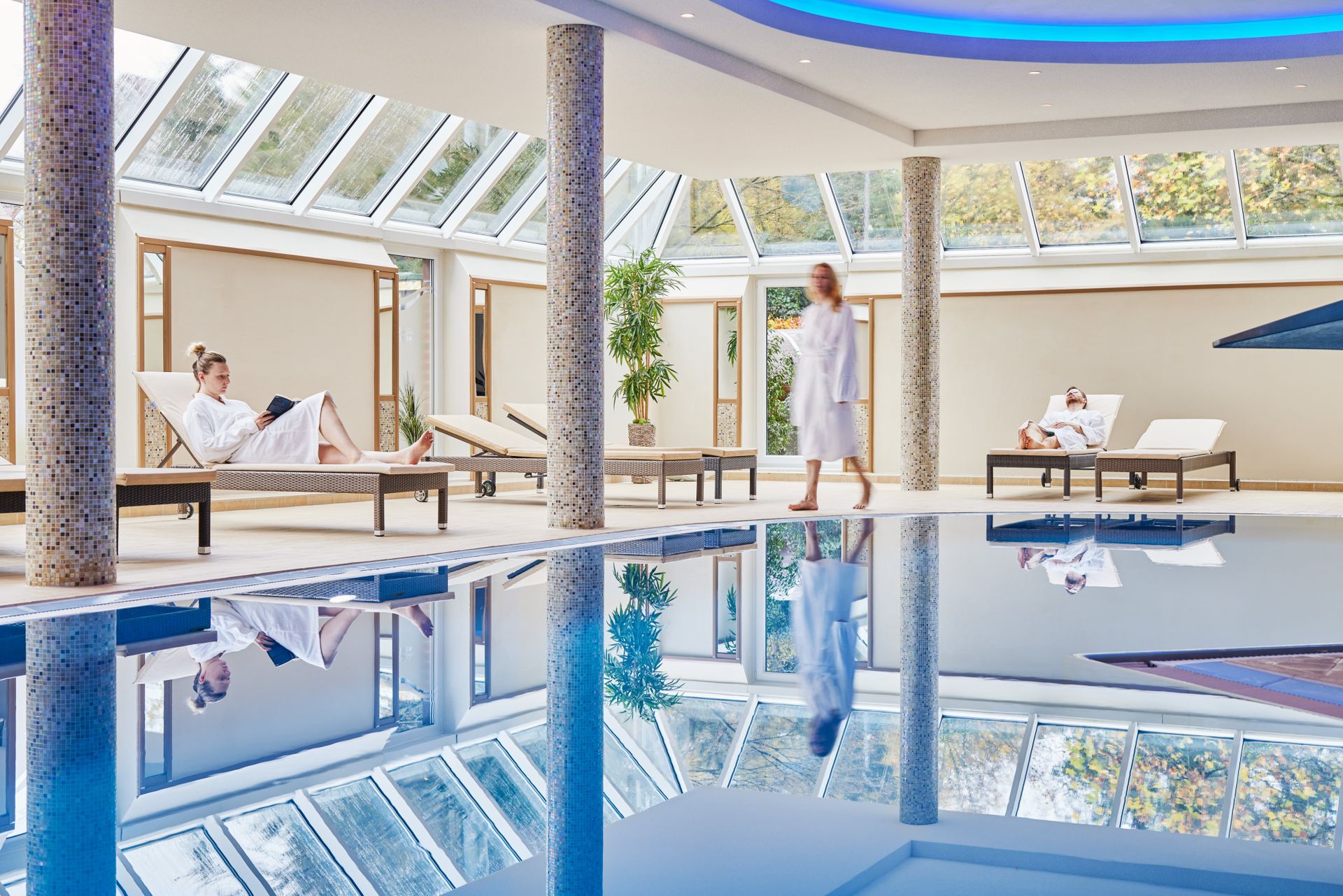 Zwei Frauen stehen neben einem Swimmingpool in einem Spa.