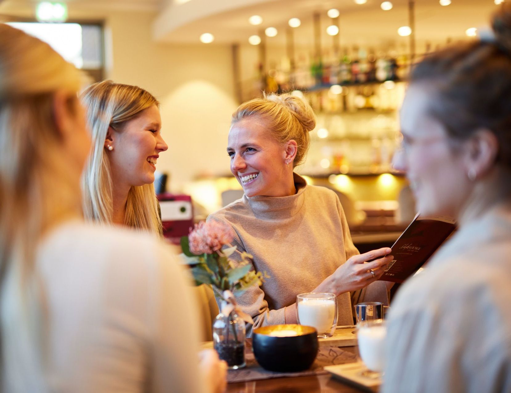 Eine Gruppe von Frauen sitzt in einem Restaurant an einem Tisch.