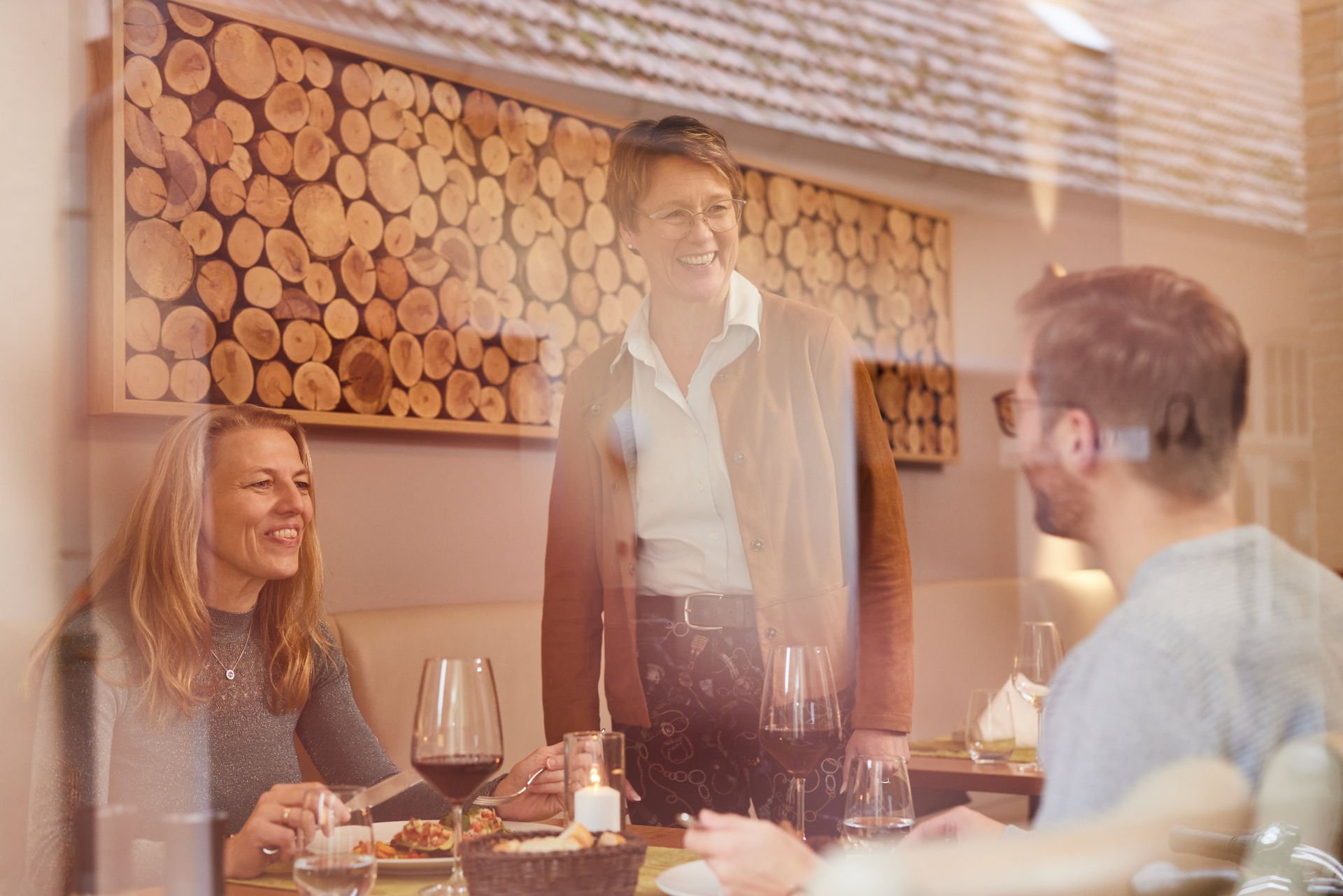 Eine Gruppe von Leuten sitzt in einem Restaurant an einem Tisch.