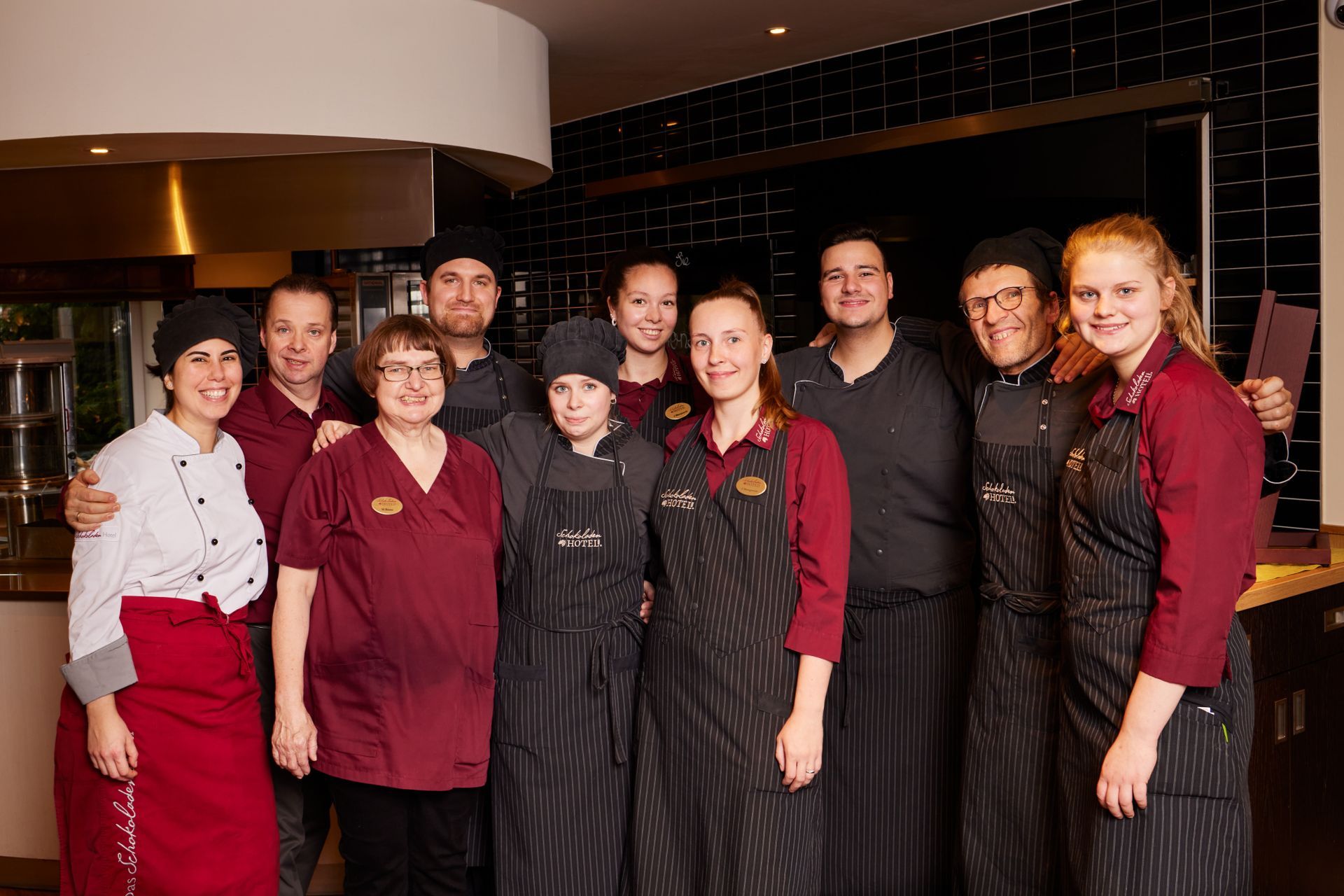 Das Team des Schokoladenhotels posiert im Restaurant für ein Foto.
