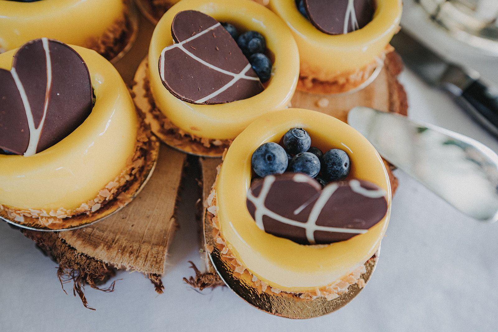Eine Nahaufnahme von vielen Desserts auf einem Tisch.