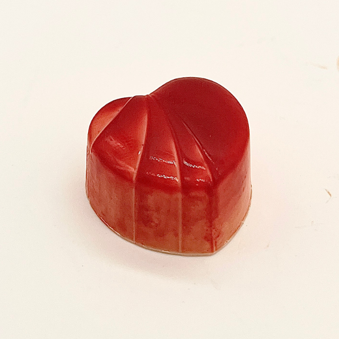 Eine rote Praline in Herzform