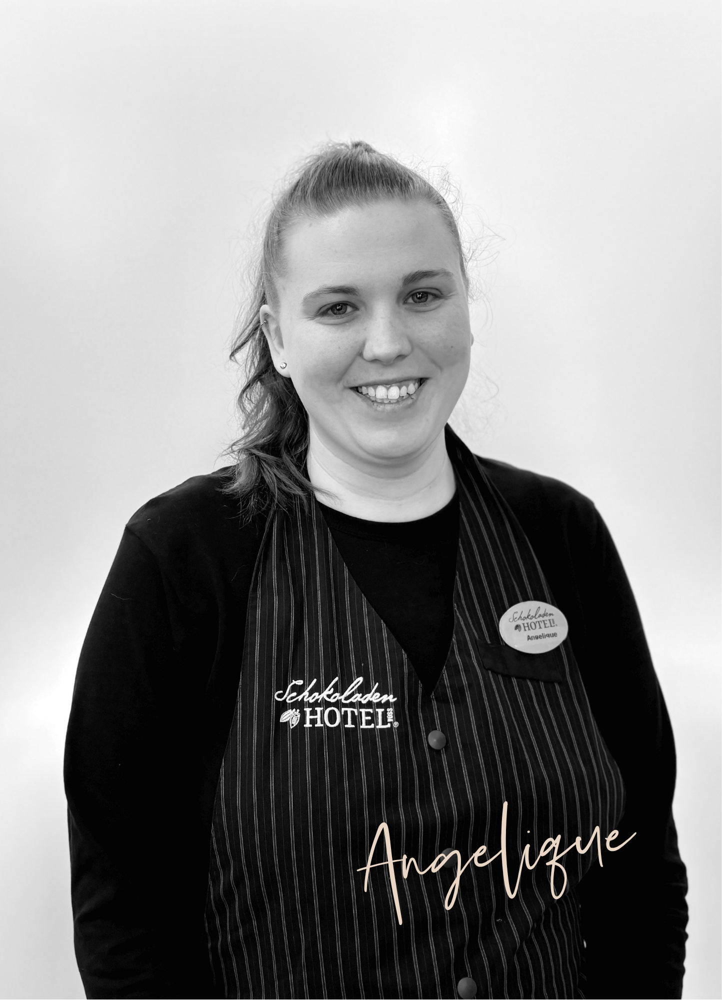 Angelique aus dem Serviceteam auf einem schwarz-weißen Bild.