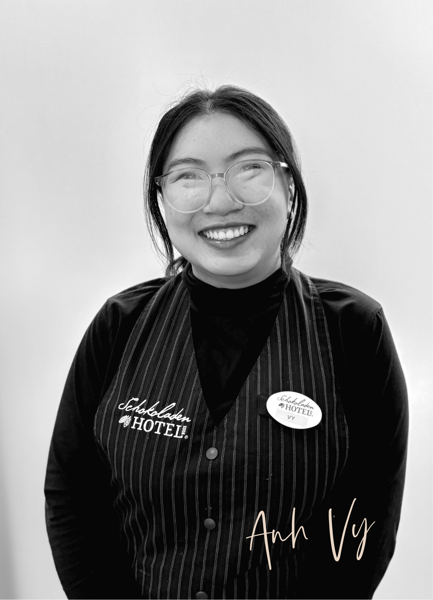 Anh, unser Azubi aus dem Service Team. Sie lächelt freundlich in die Kamera.