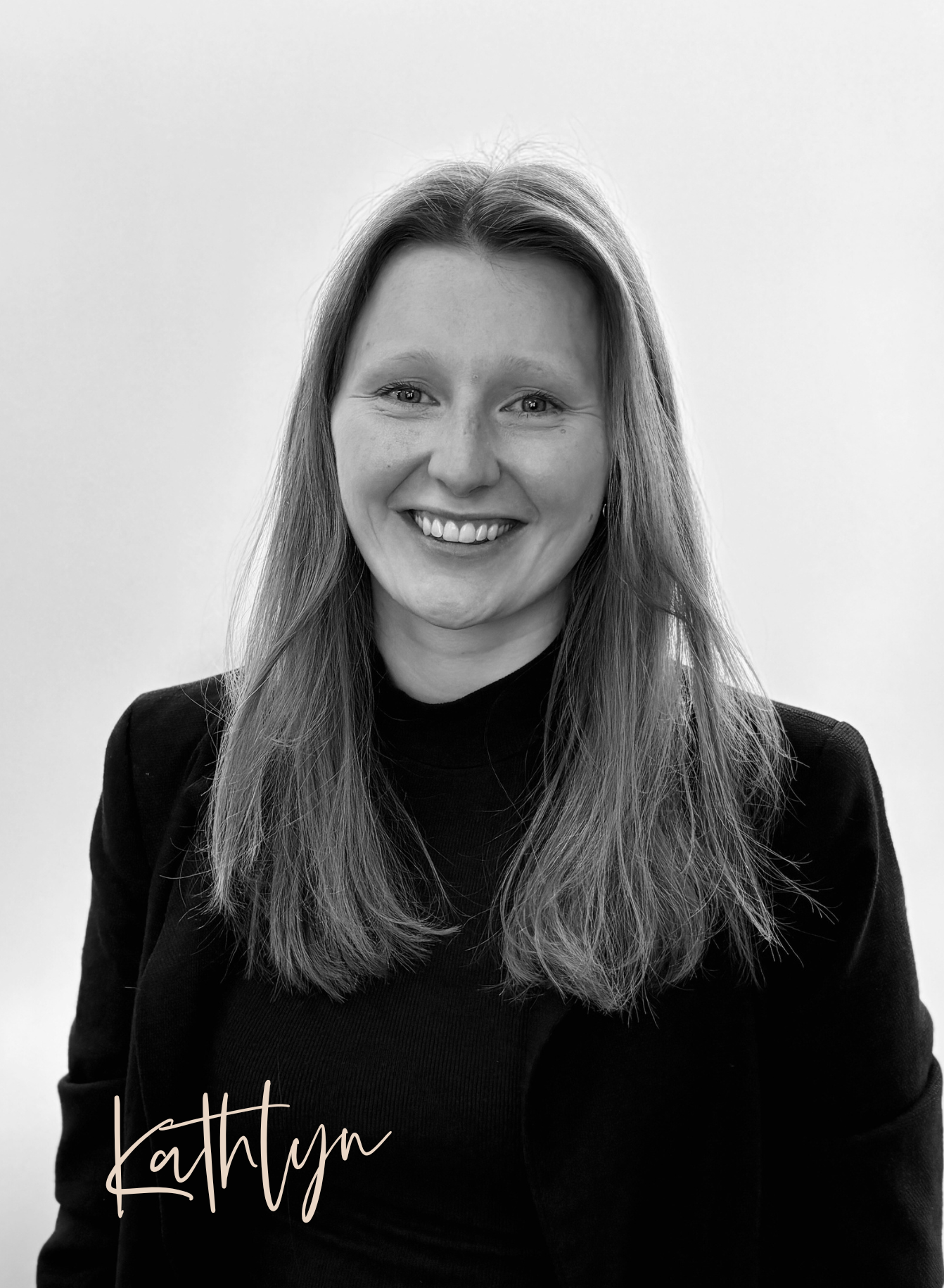 Eine Frau in einem braunen Shirt lächelt und hält einen Löffel