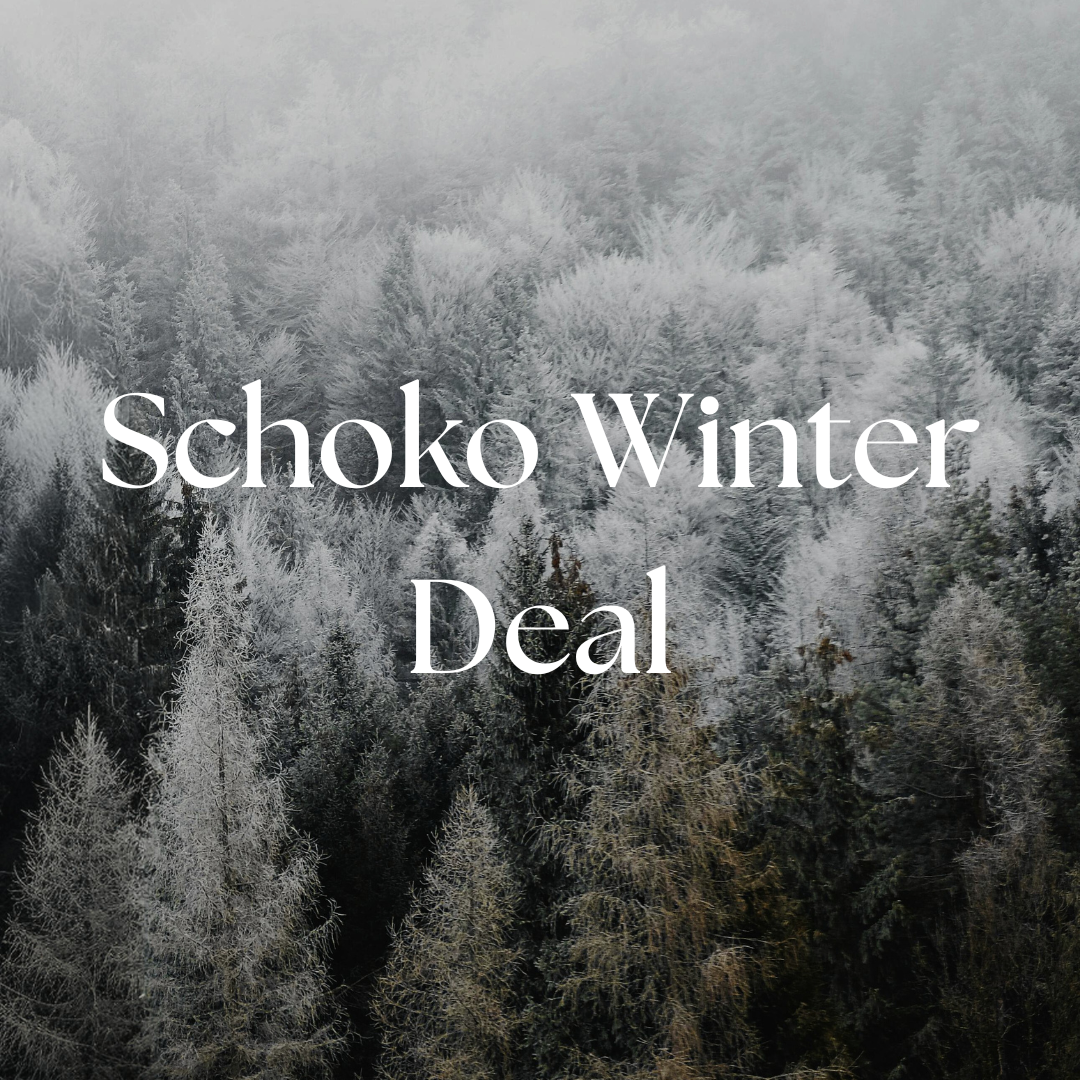 Ein Stapel Schokoriegel liegt übereinander auf einem Tisch.